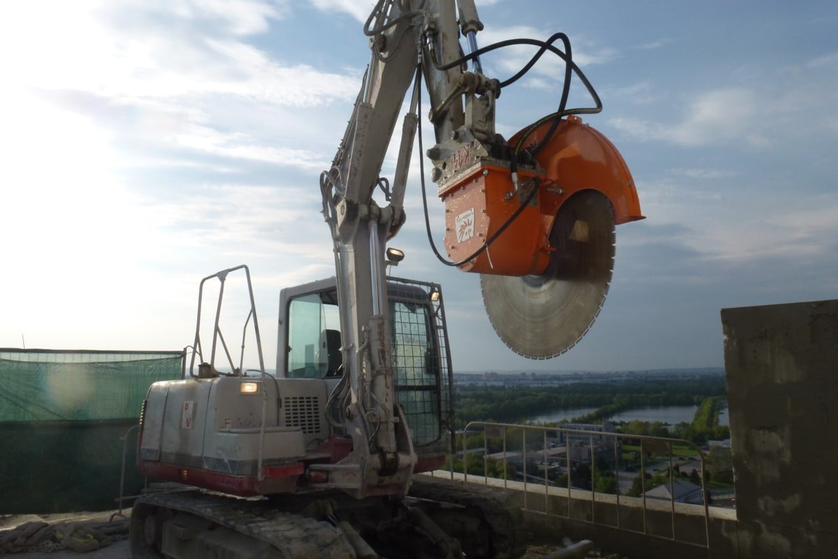 Demolition of concrete tower with high speed diamond rocksaw